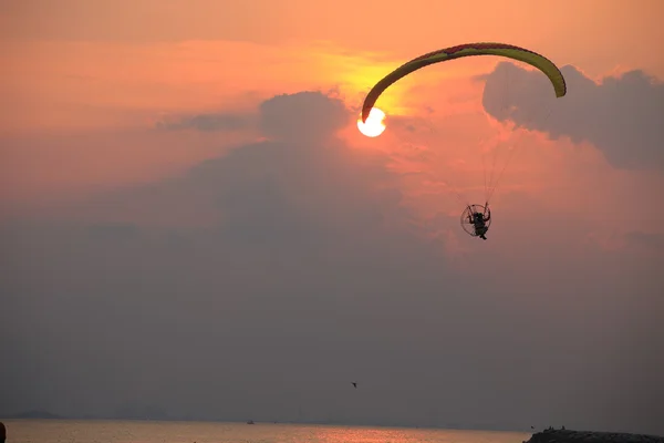 Paramotor і захід сонця — стокове фото