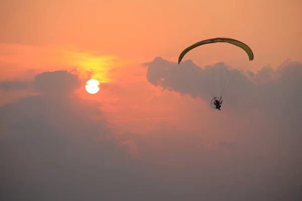 Paramotor ve günbatımı