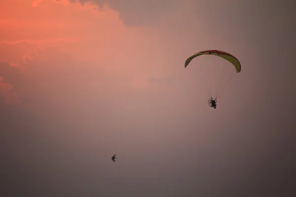 Paramotor і захід сонця — стокове фото