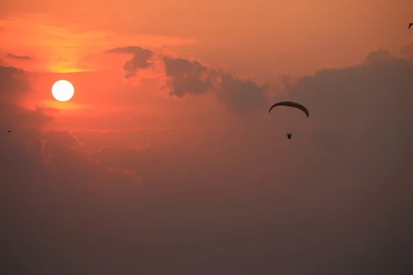 Paramotor і захід сонця — стокове фото