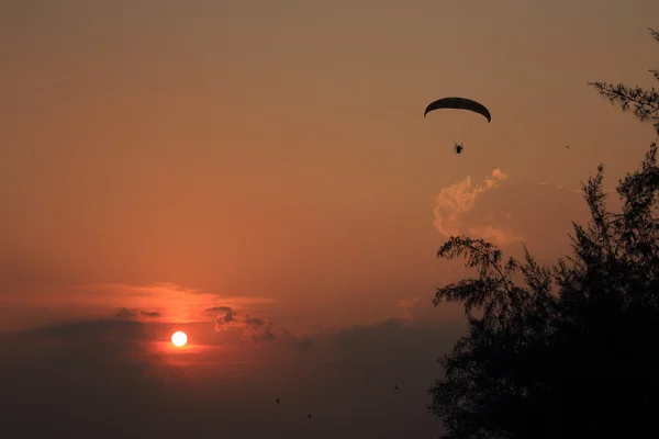 Paramotor і захід сонця — стокове фото