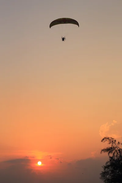 Paramotor і захід сонця — стокове фото