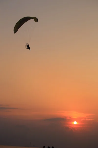 Paramotor і захід сонця — стокове фото