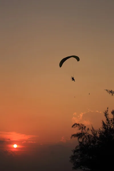 Paramotor і захід сонця — стокове фото