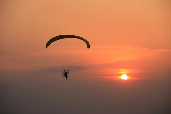 Paramotor і захід сонця — стокове фото