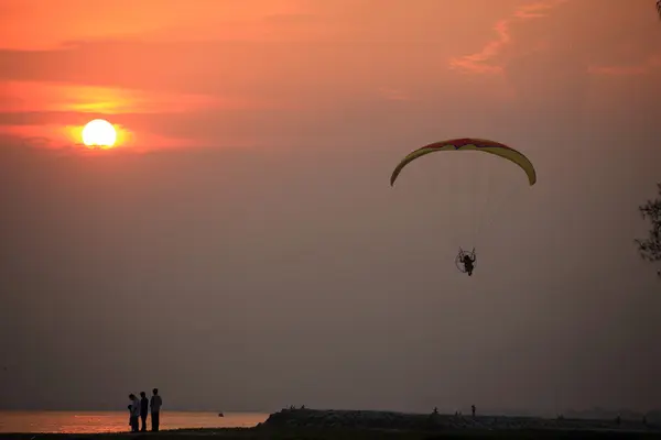 Paramotor і захід сонця — стокове фото