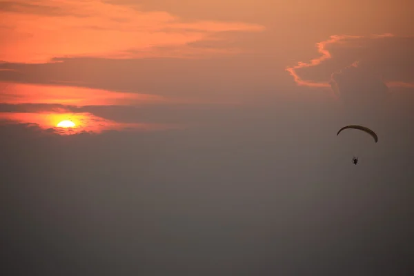 Paramotor ve günbatımı — Stok fotoğraf