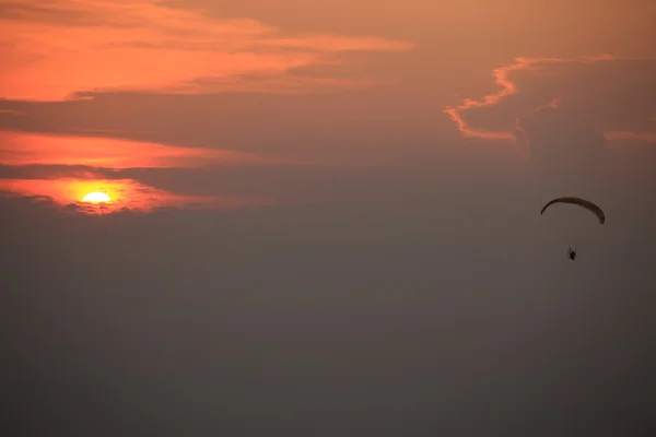 Paramotor ve günbatımı — Stok fotoğraf