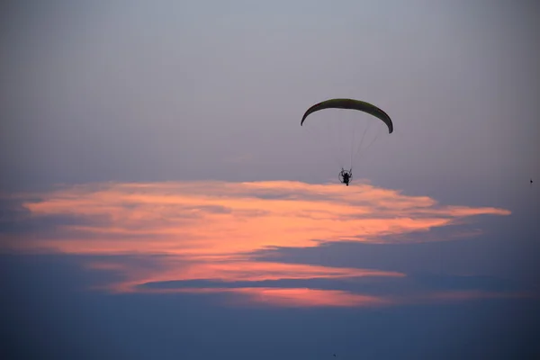 Paramotor ve günbatımı — Stok fotoğraf