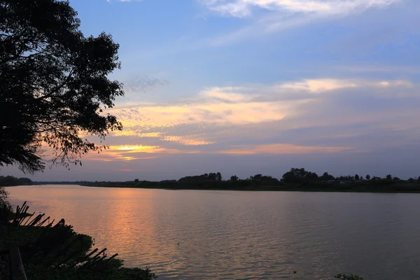 夕阳和河流 — 图库照片