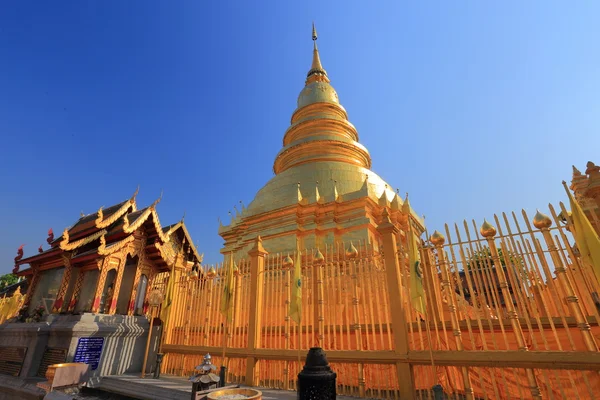 Wat Phra dat Hariphunchai, Lamphun in Thailand — Stockfoto