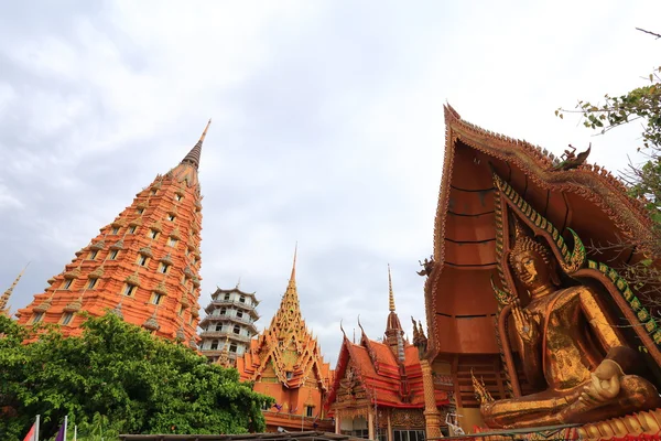 Gran Buda de oro hermoso en Wat Tham Suea — Foto de Stock