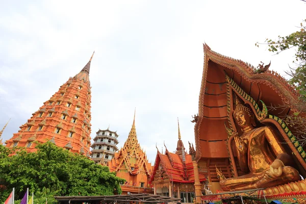 Gran Buda de oro hermoso en Wat Tham Suea — Foto de Stock