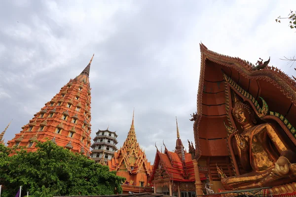 Gran Buda de oro hermoso en Wat Tham Suea — Foto de Stock