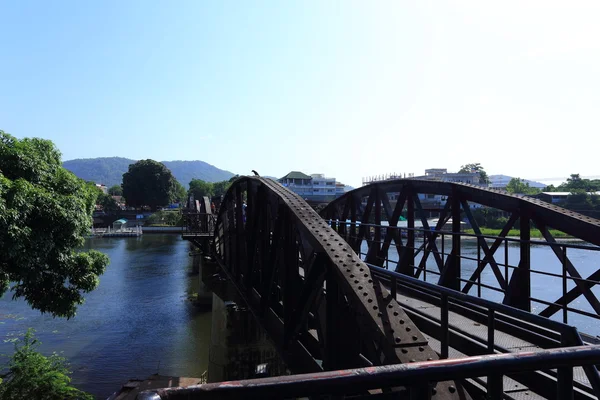 Historische brug over rivier kwai in Kanchanaburi in Thailand — Stockfoto