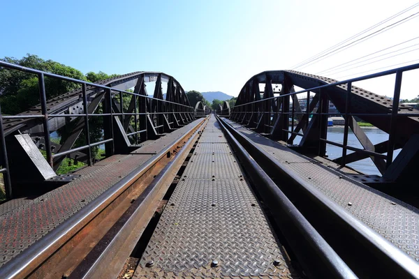Tayland at Kanchanaburi kwai Nehri üzerinde tarihi köprü