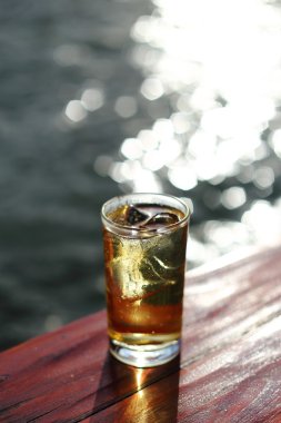 Alkol buz Nehri yanında bir bardak