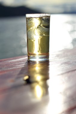 Alkol buz Nehri yanında bir bardak