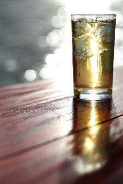 Alkol buz Nehri yanında bir bardak