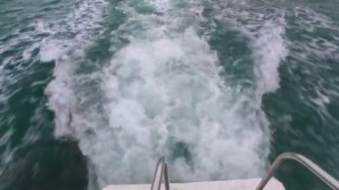 Su dalgaları tekne arkasında