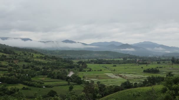 Montañas y niebla — Vídeos de Stock