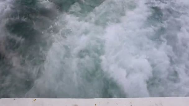 Ondas de agua detrás del barco — Vídeo de stock