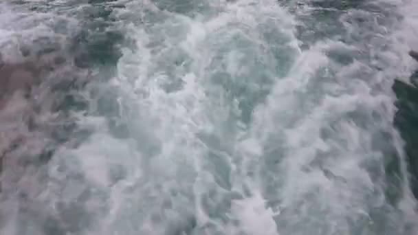 Vagues d'eau derrière le bateau 