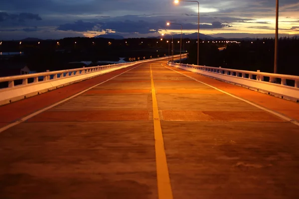 Gece Cadde Köprüsü