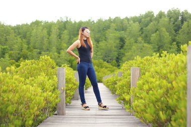 Kadın ve ahşap ve mangrov alanından yapılan geçit