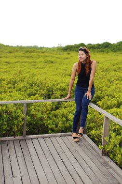 Kadın ve ahşap ve mangrov alanından yapılan geçit