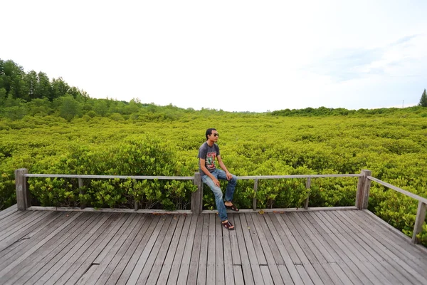 Homem e passarela feitos de madeira e campo de mangue — Fotografia de Stock