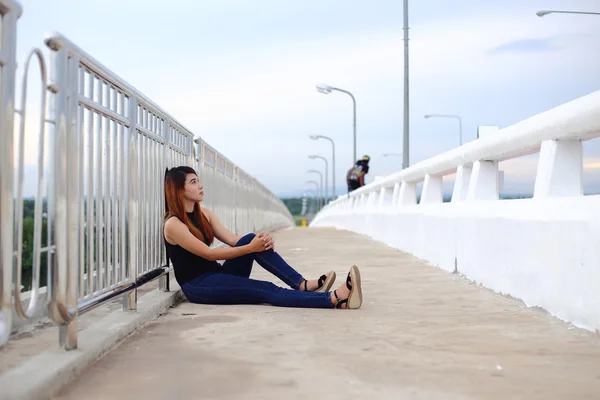 Frau auf Brücke — Stockfoto