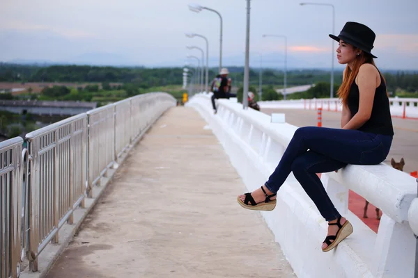 Frau auf Brücke — Stockfoto