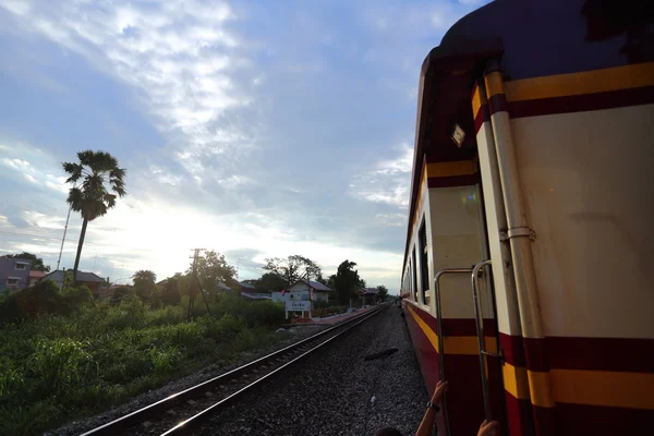 Treno e ferrovia al tramonto — Foto Stock