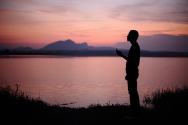 Nehir ve siluet adam