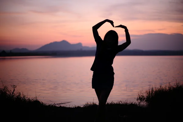 Nehir ve siluet kadın