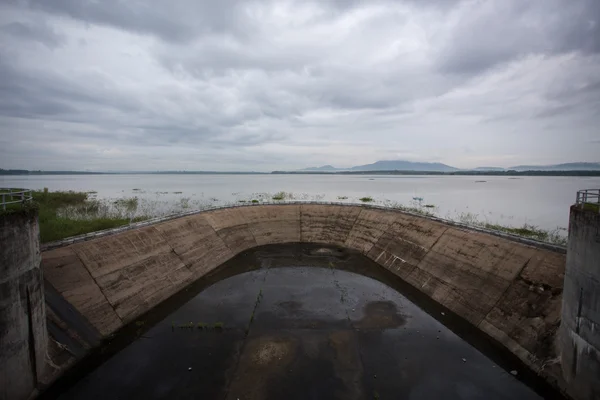 Klong Yai reservoir Dijk — Stockfoto