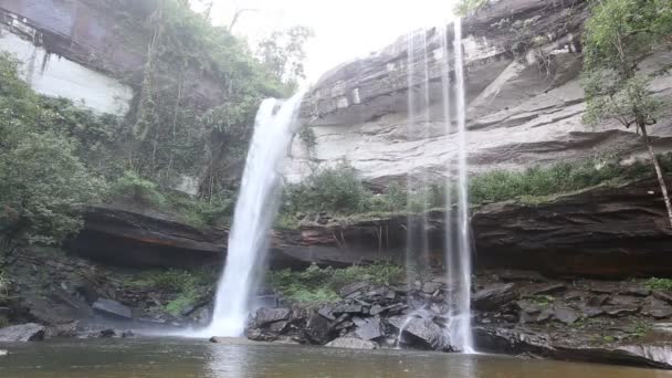 Huay Luang wodospad w Ubonratchathani w Tajlandii — Wideo stockowe