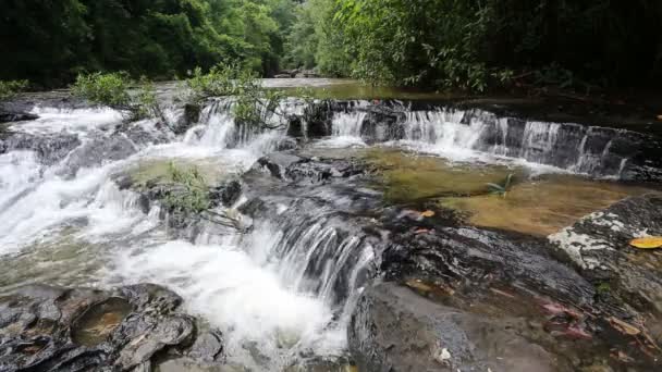 Huay Luang vattenfall i Ubonratchathani på Thailand — Stockvideo