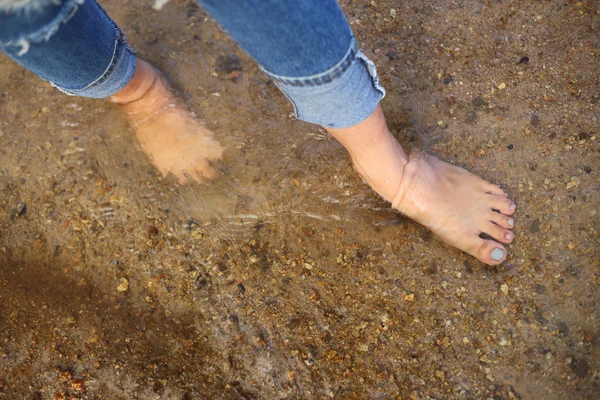 Ayaklarını kuma koy