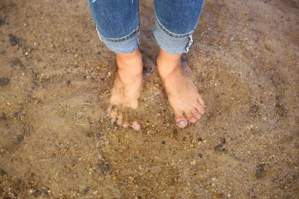 脚踏在沙滩上 — 图库照片