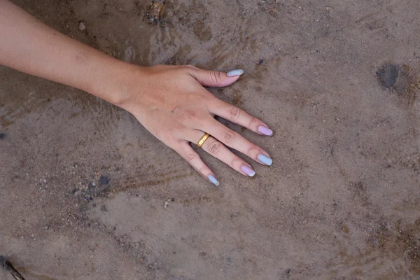 Hand auf Sand — Stockfoto