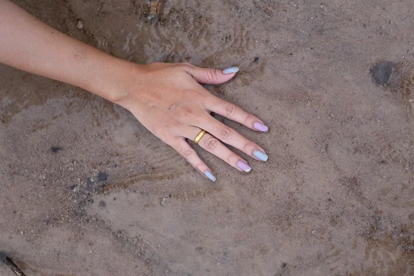 Hand on a sand — Stock Photo, Image