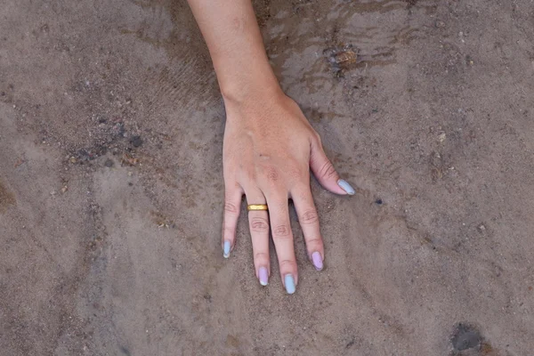 Рука на песке — стоковое фото