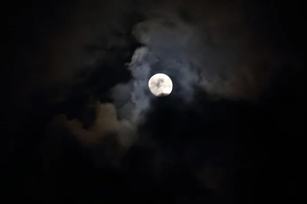 Měsíc a mraky v noci — Stock fotografie