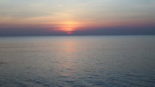 Mer et coucher du soleil — Video