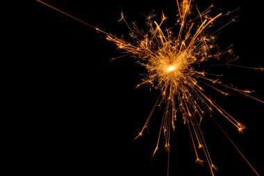 Havai fişek görüntüsü, sağ üstteki turuncu dikenleri siyah arka planda yakıyor.