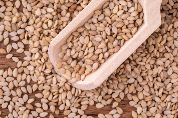 Sesame seeds on wooden background, close up — Stock Photo, Image