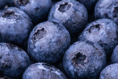 Yemek arkaplanı, su damlaları ve yaban mersini arkaplanı olan yabanmersini.