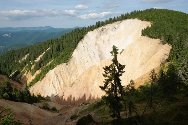 El hoyo oxidado en las montañas Apuseni, Rumania — Foto de Stock